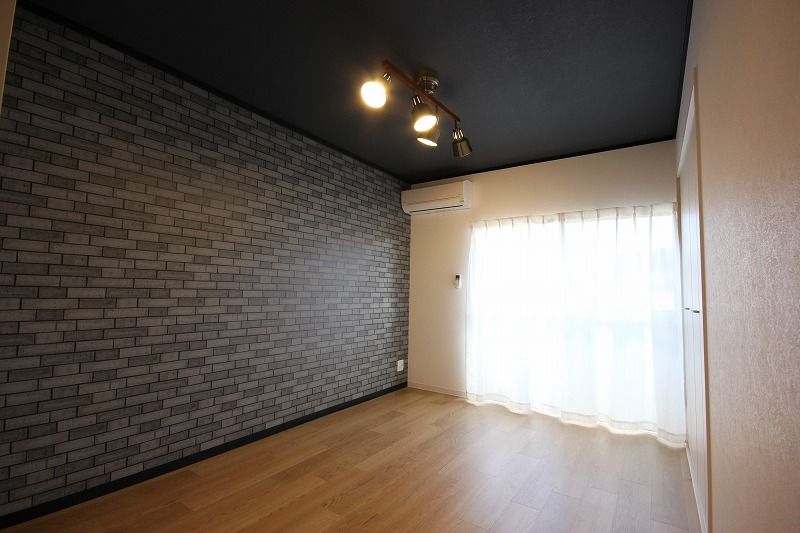 普通の白い部屋じゃなくて かっこいい黒の部屋に住みたい 徳島の賃貸で黒い部屋がどれほどあるのか調査してみました スタッフブログ 株式会社 ケーズオフィス